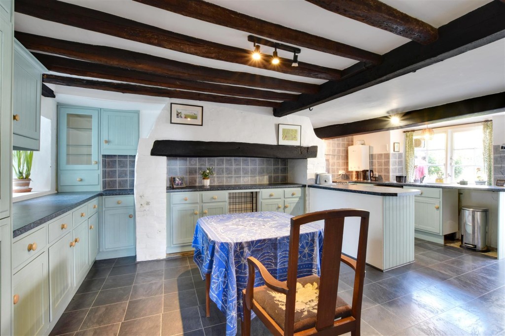Lot: 129 - PERIOD HOUSE FOR IMPROVEMENT - Dining area